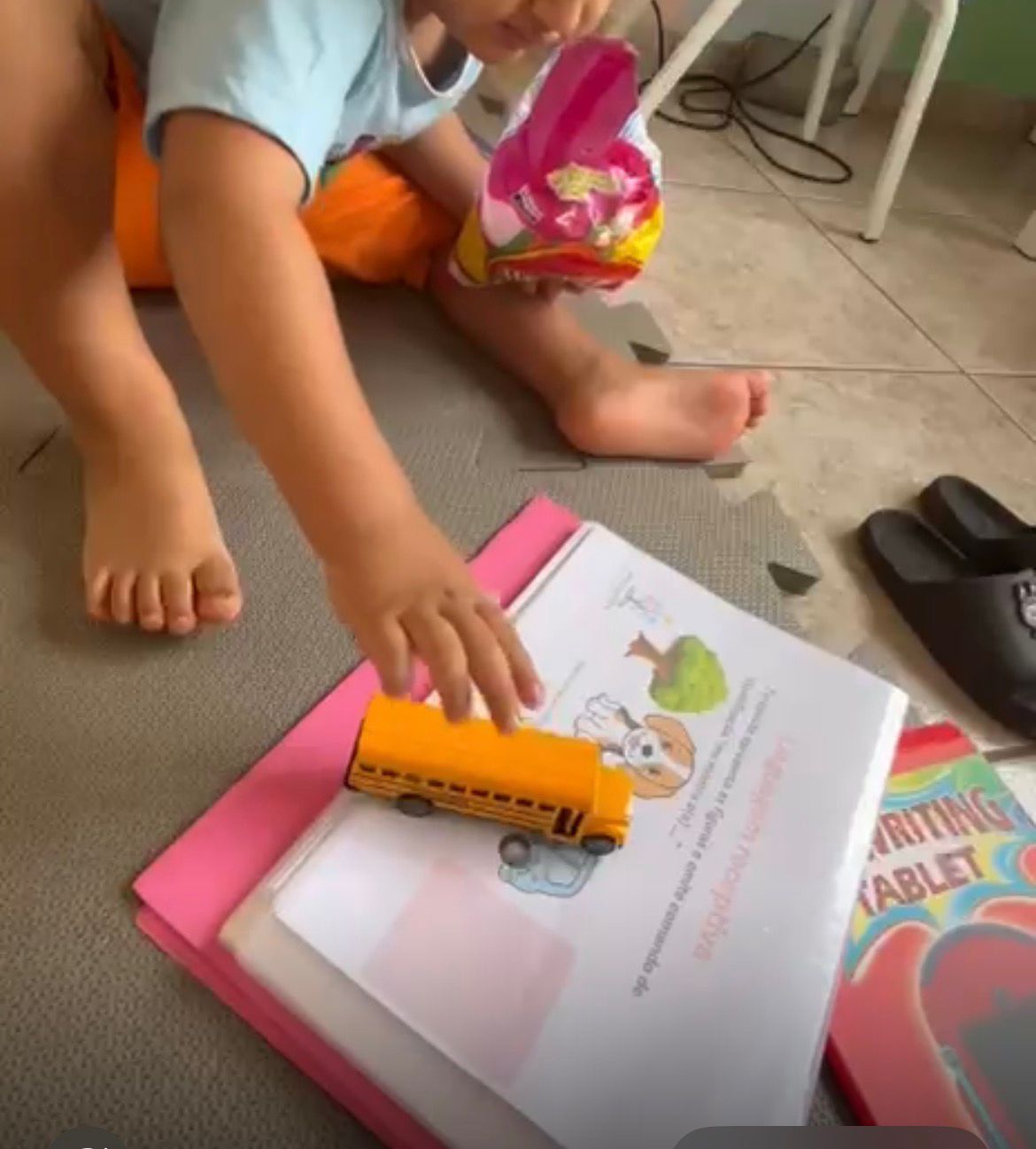 Criança com material PsicopTEA